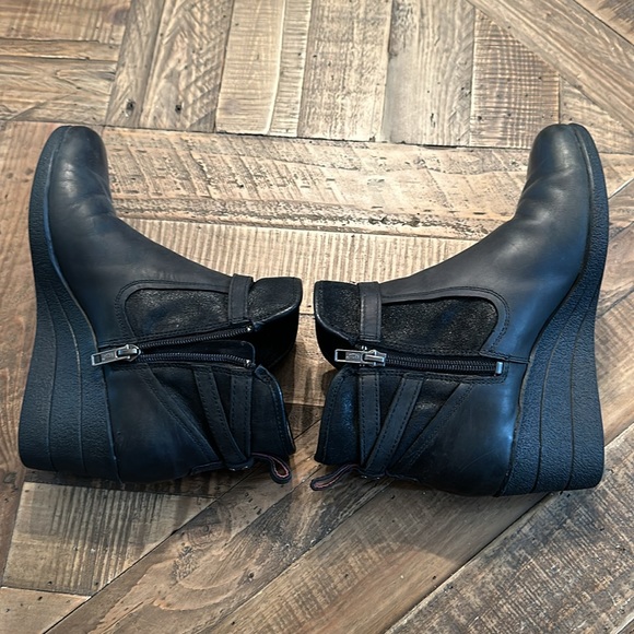 UGG Waterproof Wedge Booties SZ 7 - Picture 7 of 11